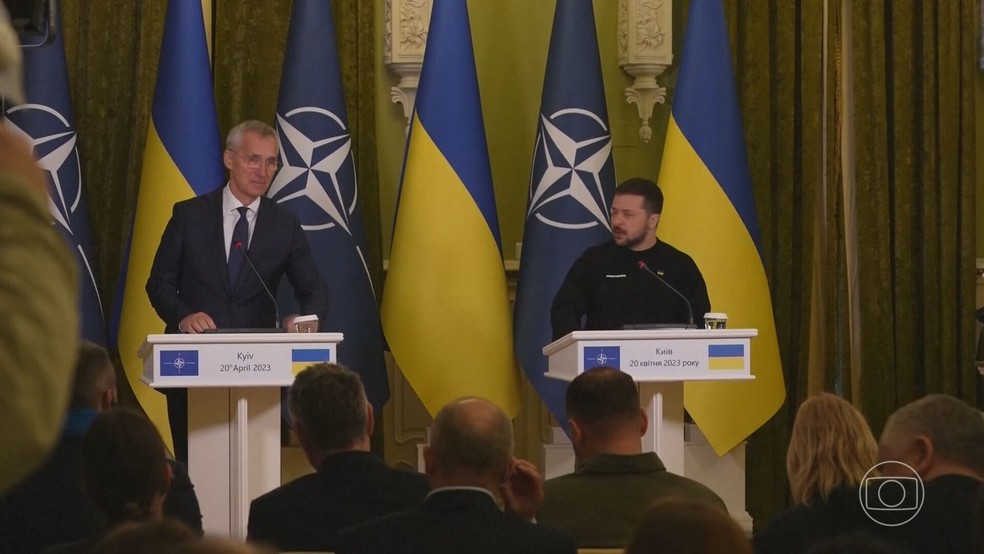 Secretário-geral da Otan visitou Kiev em abril deste ano — Foto: JN