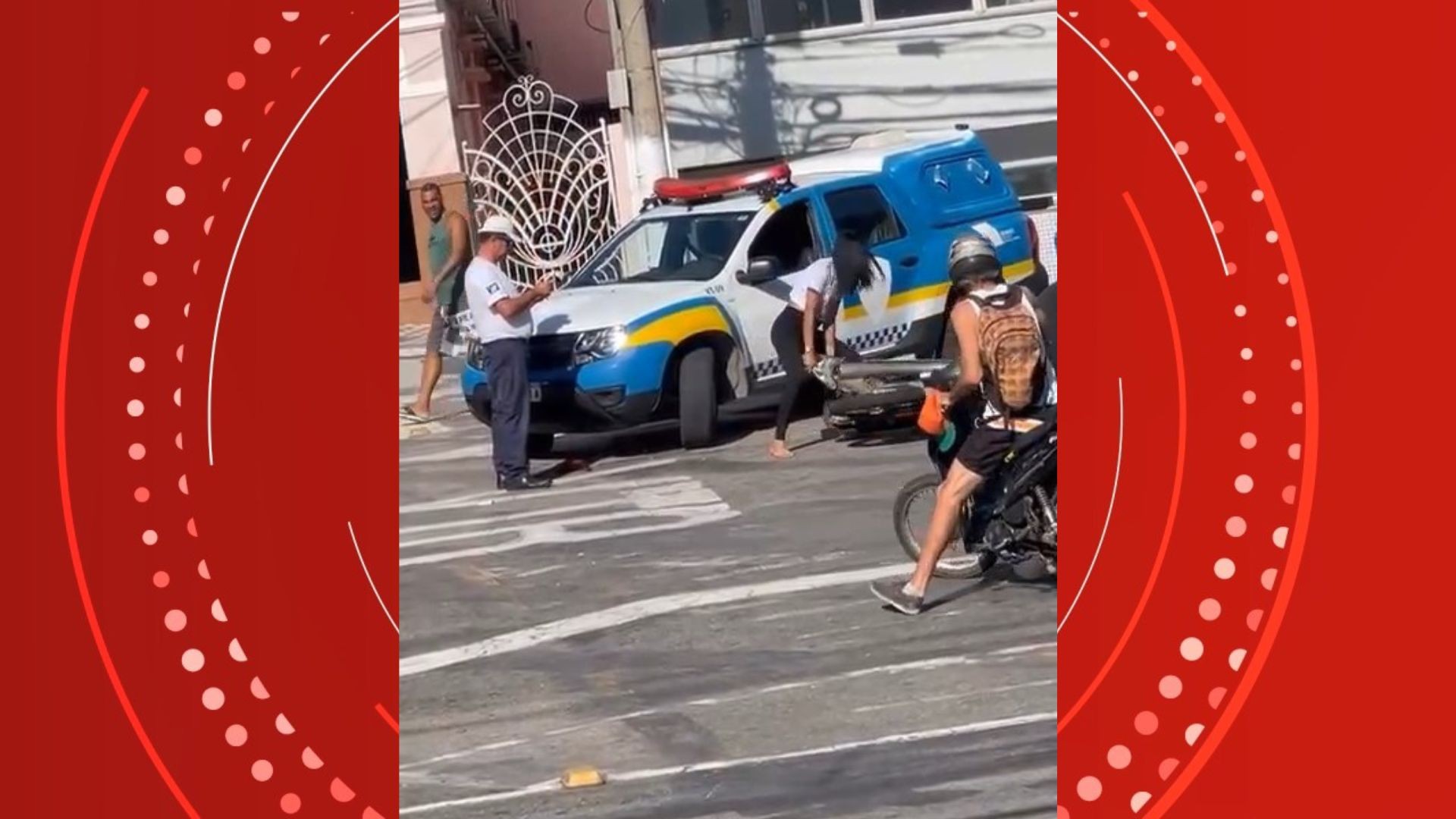 VÍDEO: Mulher sem carteira destrói própria moto por discordar de apreensão de veículo no ES