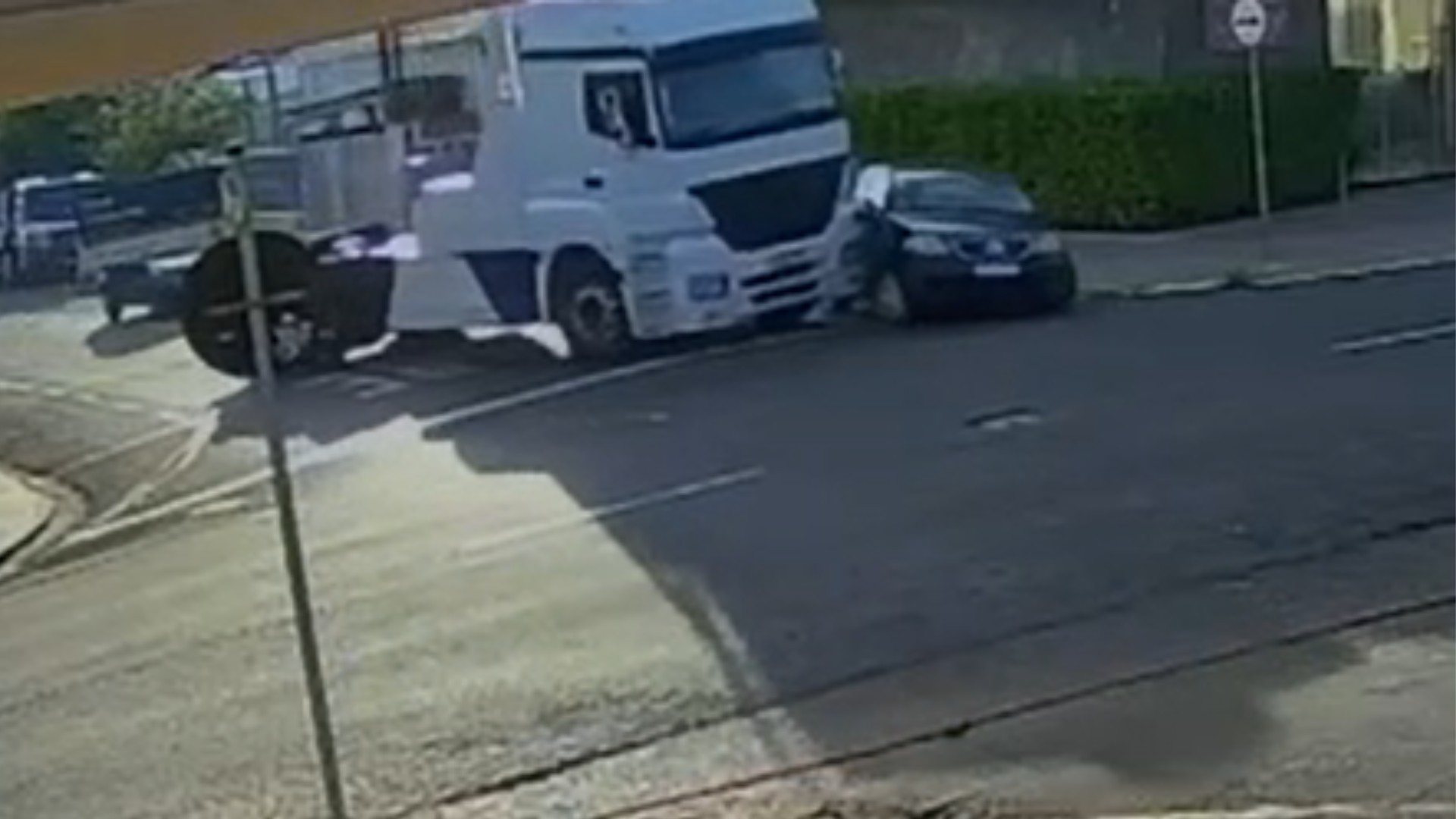 VÍDEO: motorista de caminhão guincho foge da polícia em perseguição, bate em carros e é preso