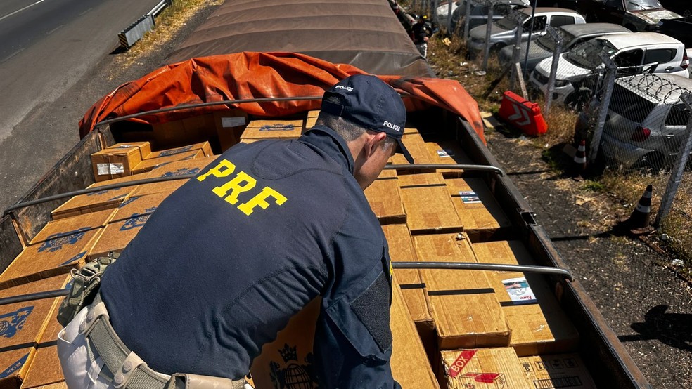 Carreta carregada com cigarros contrabandeados do Paraguai é apreendida em rodovia do interior de SP