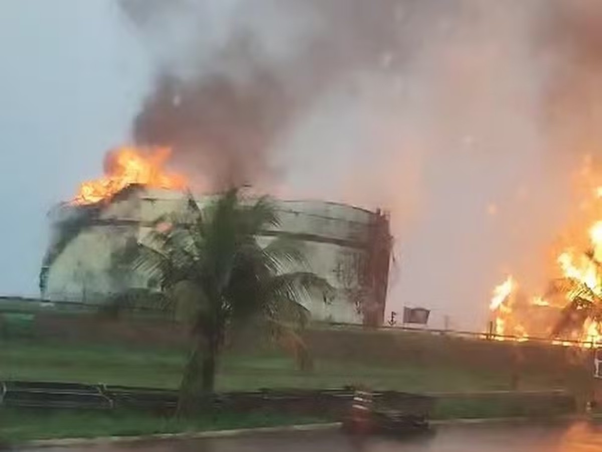 Raios atingem usina e causa incêndio em tanques de etanol em MG; veja vídeo do fogo