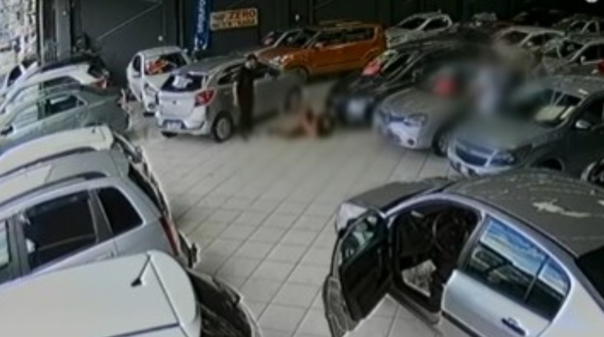Vídeo: Funcionário é morto a tiros em concessionária de SP; atirador o chamou de 'talarico', diz testemunha