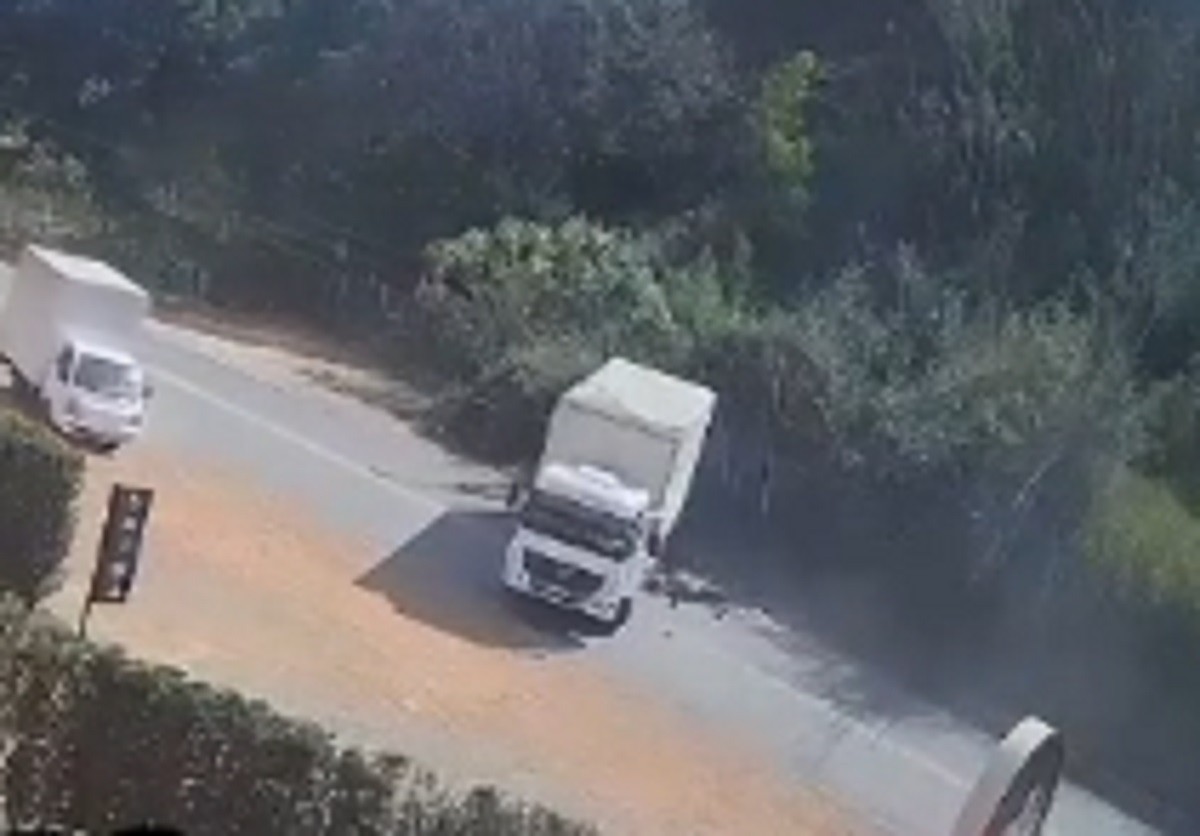 VÍDEO: Caminhão invade contramão e moto bate em cheio em carroceria na MG-447
