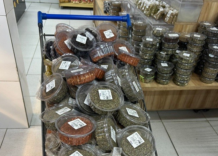 Supermercado é autuado após fiscalização encontrar mais de 350 produtos vencidos à venda no interior da Paraíba