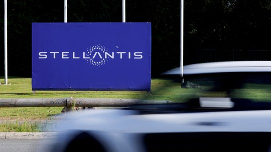 Stellantis tem prejuízo de mais de 2 bilhões de euros no 1º semestre, agravado pelo tarifaço dos EUA - Segundo a empresa, dona de Fiat, Peugeot, Chrysler e Jeep, tarifas impostas pelo presidente Donald Trump já custaram 300 milhões de euros.