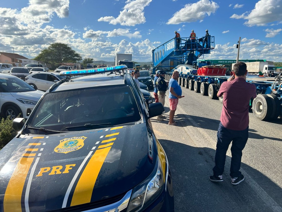 Carreta com transformador vai ficar até três dias parada em Soledade antes de seguir para destino final, diz DER-PB