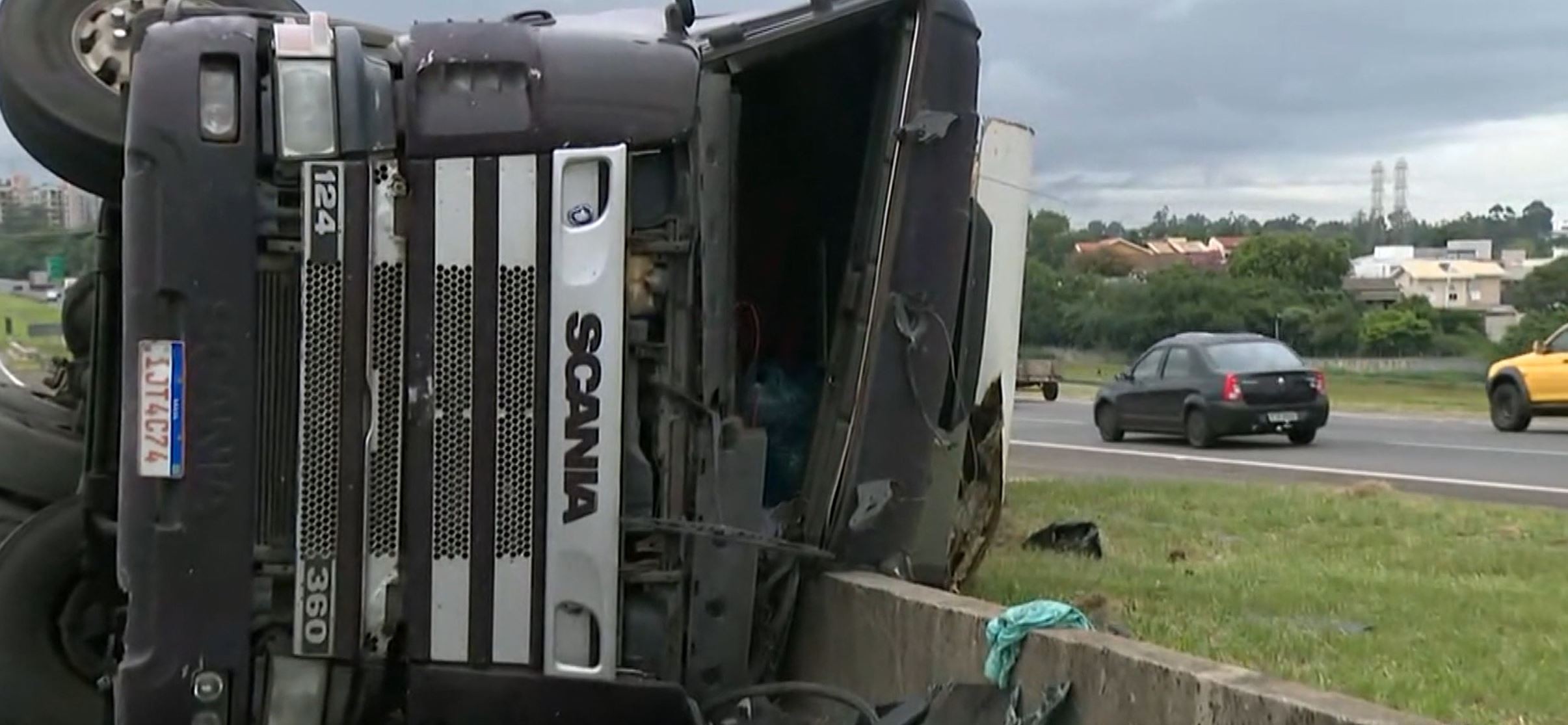Caminhão tombado há 1 dia mantém congestionamento na Rodovia D. Pedro  e Anel Viário; remoção exige interdição total