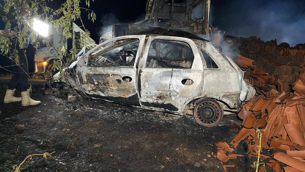 Motorista morre carbonizado em grave acidente envolvendo carro e caminhão, no Sertão da PB — Foto: Beto Silva/TV Paraíba