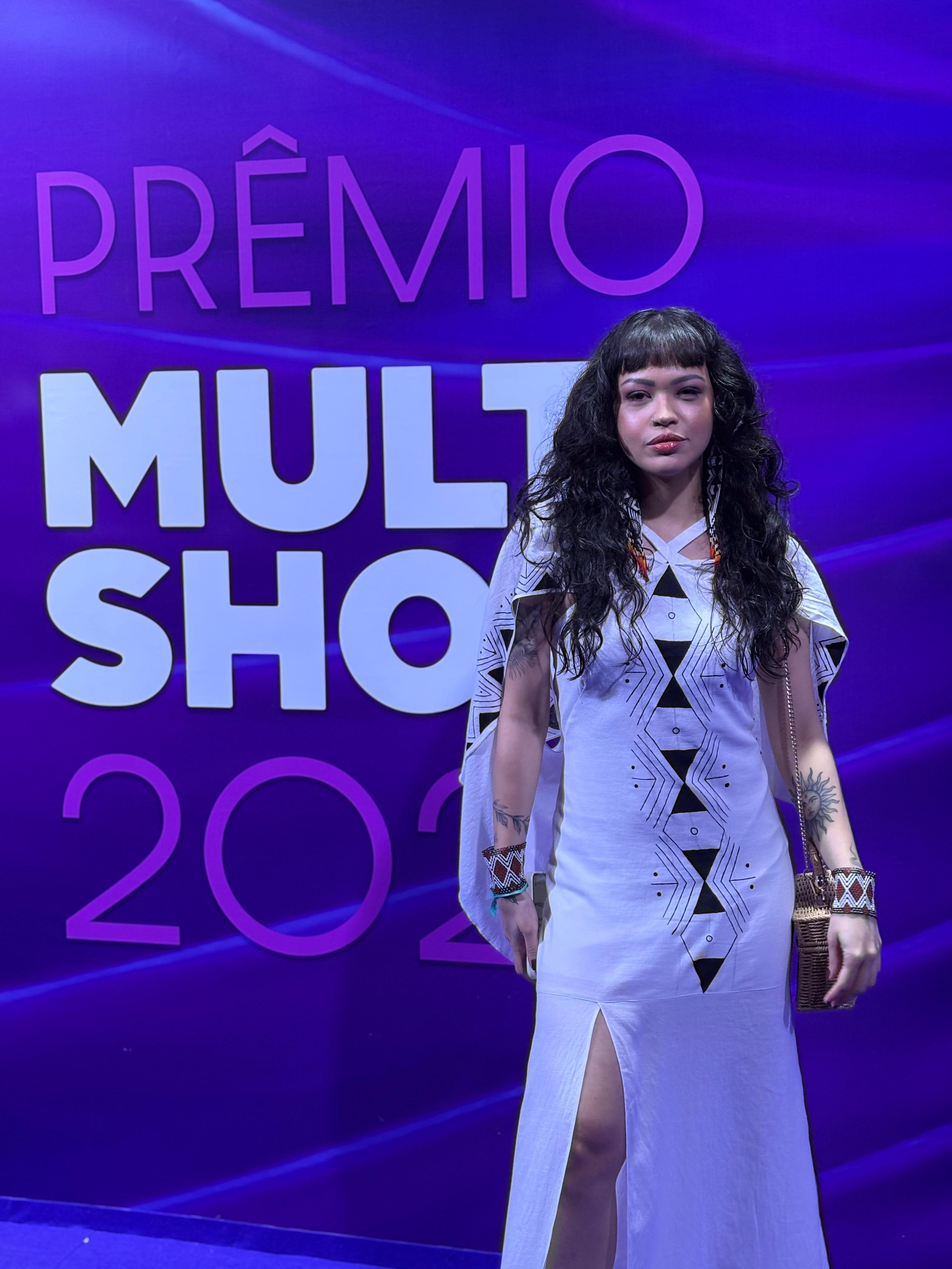 Conheça artesã indígena que pintou vestido usado por Gabriê no Prêmio Multishow