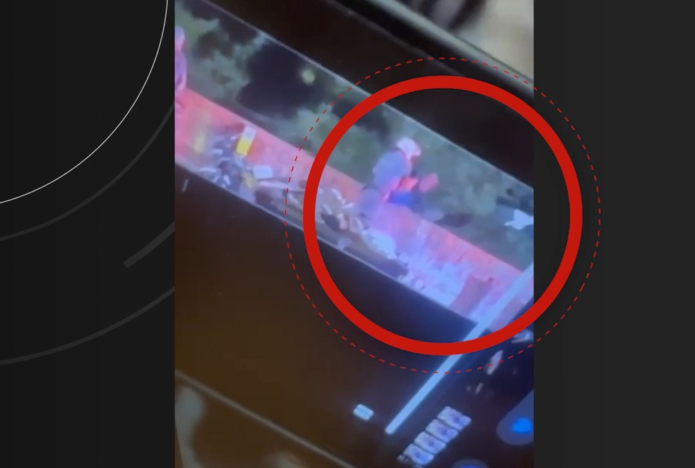 Policial militar joga suspeito dentro de um rio na Zona Sul de São Paulo durante abordagem a madrugada desta desta segunda-feira (2). — Foto: Reprodução