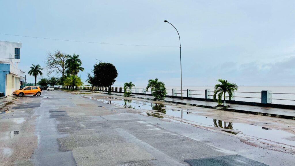 Jovens se afogam ao tomar banho no rio Amazonas, na orla de Macapá