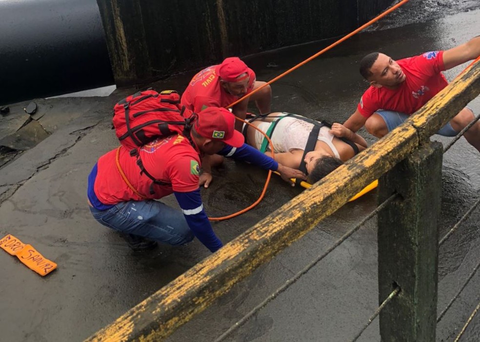 Bombeiros usaram cordas para conseguir resgatar mulher em Orós. — Foto: Corpo de Bombeiros/ Divulgação
