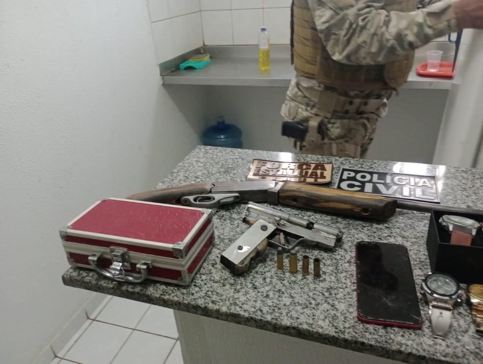 Apreensões durante a prisão de dois suspeitos de assaltos na Vila Irmã Dulce — Foto: Polícia Civil
