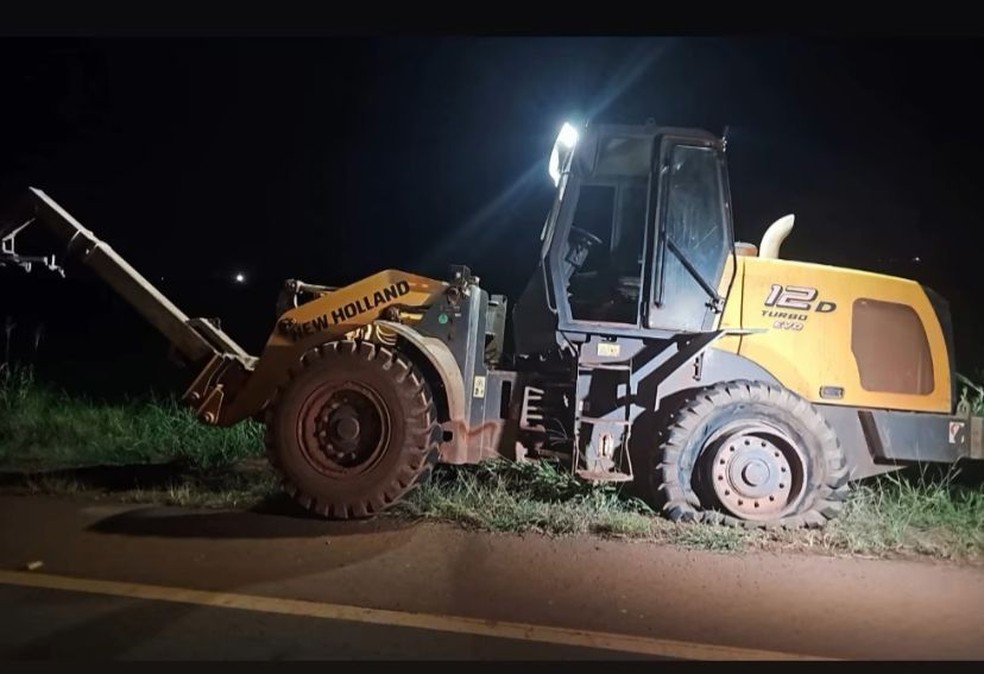 Condutor da pá carregadeira não se feriu. Ele prestava serviço na área eia para outro local de trabalho. — Foto: Reprodução