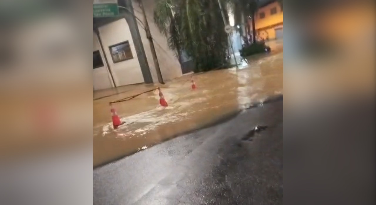 Rio transborda durante chuva forte e causa alagamentos em Itatiba 