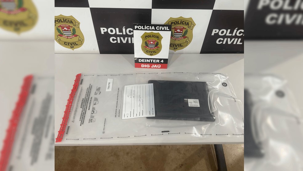 1 de 2
Pol&iacute;cia realizou per&iacute;cia no im&oacute;vel em Ja&uacute; (SP) e apreendeu objetos que podem ajudar nas investiga&ccedil;&otilde;es &mdash; Foto: Pol&iacute;cia Civil/Divulga&ccedil;&atilde;o