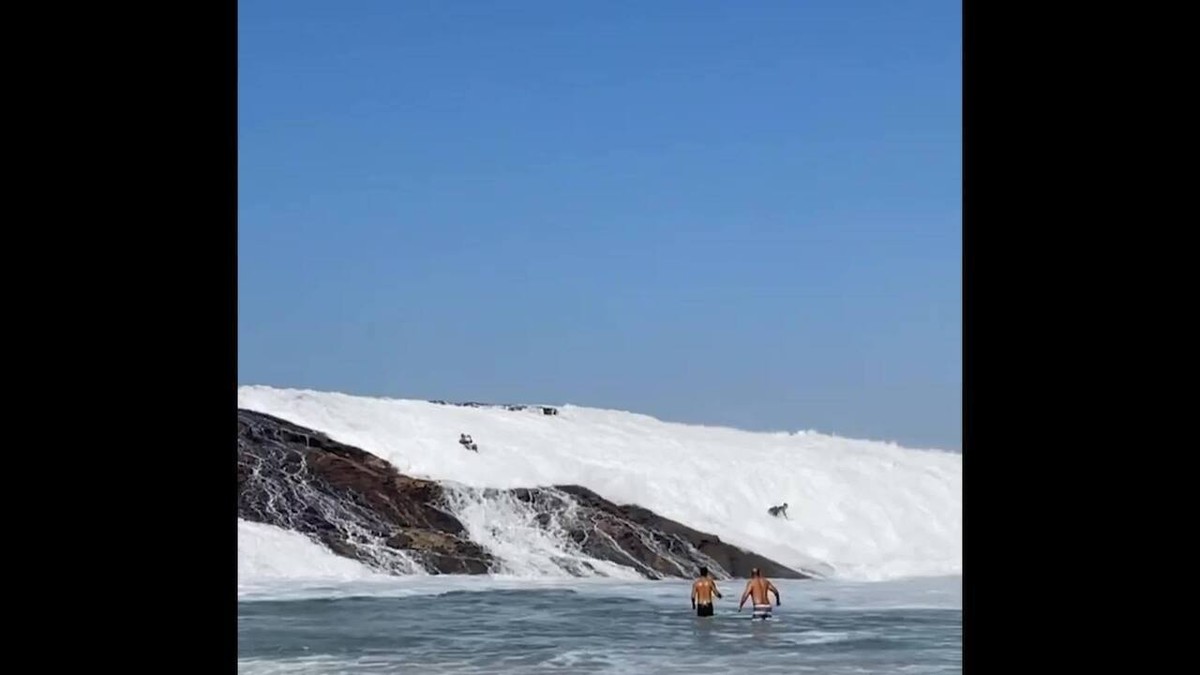 VÍDEO: banhistas são arrastados por onda em pedra de Itacoatiara