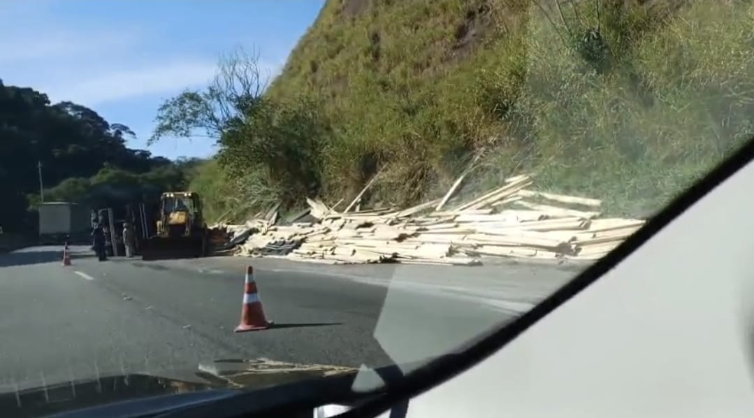 Carreta que transportava madeira tomba e deixa uma pessoa ferida na Via Dutra, em Piraí