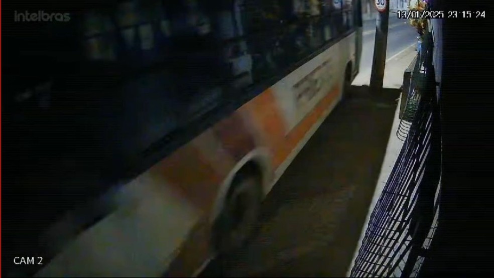 Homem rouba ônibus e dirige por cerca de 30 km até bater em poste no Espírito Santo. — Foto: Reprodução