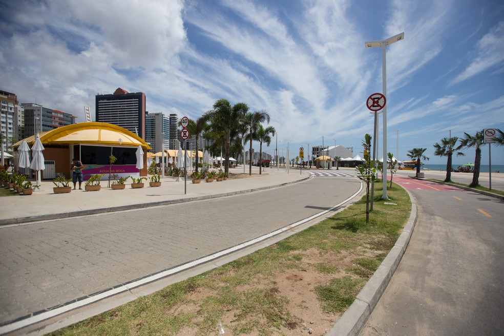 Aproximadamente 1.700 ambulantes possuem permissões para atuar na Beira Mar. — Foto: Fabiane de Paula/SVM