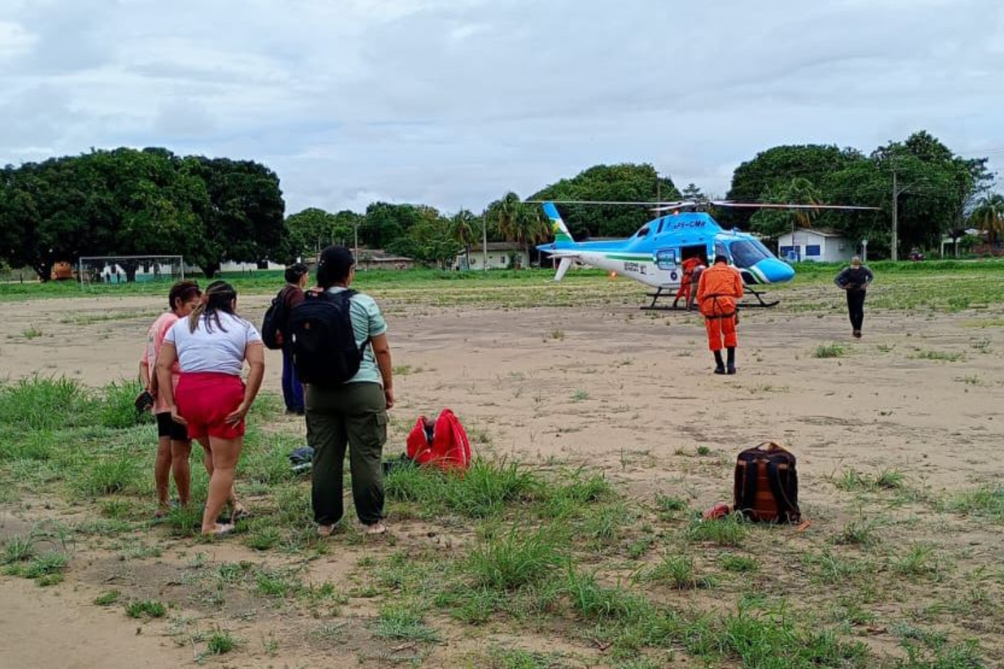 Profissionais de saúde indígena ficam ilhados em comunidade e são resgatados por helicóptero em Normandia 