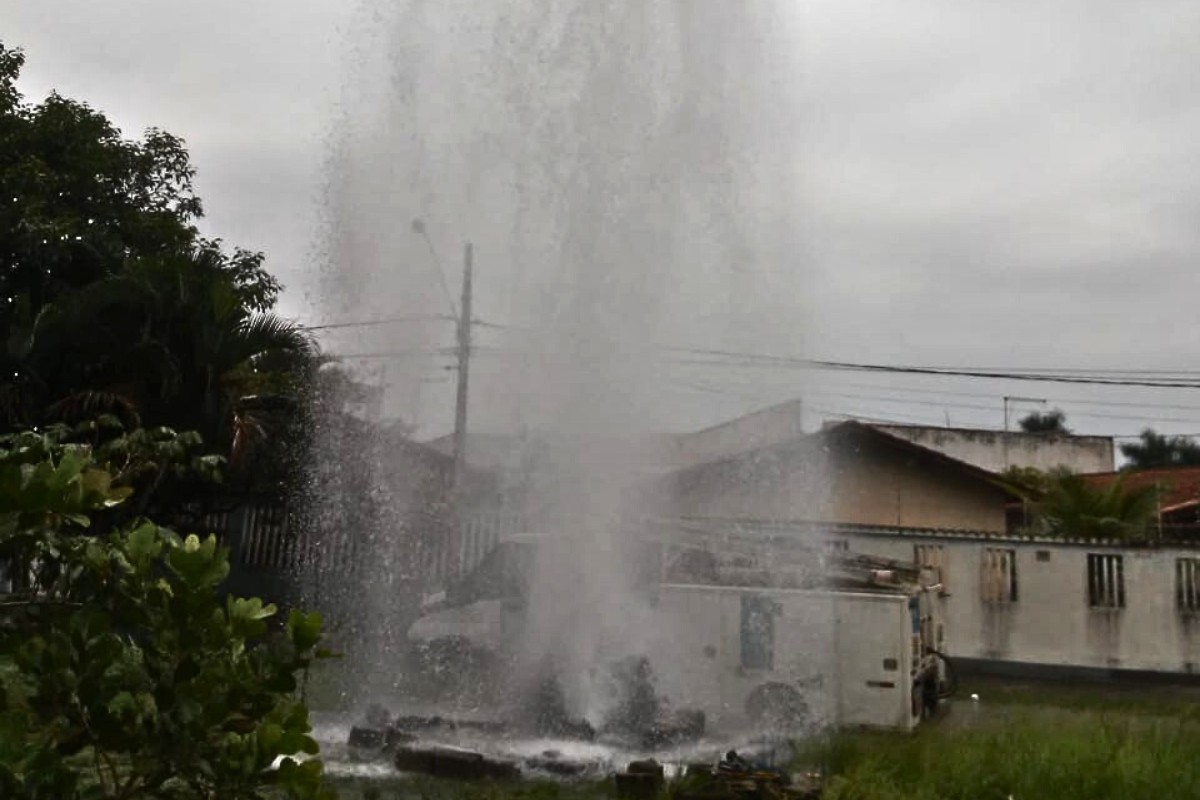 Tubulação da Sabesp é danificada, afeta abastecimento e deixa avenida alagada em Itanhaém; VÍDEO