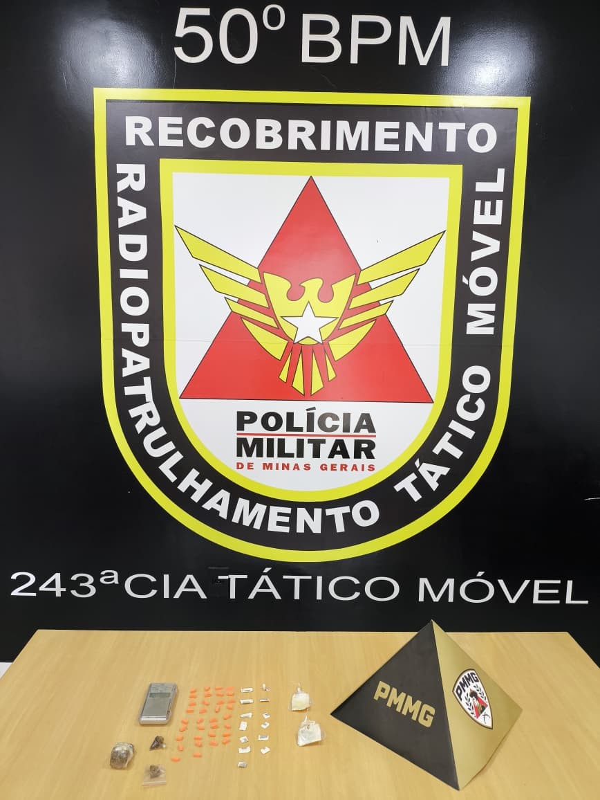 Polícia encontra maconha e ecstasy em quarto de adolescente suspeito de vender drogas na própria casa, em Montes Claros