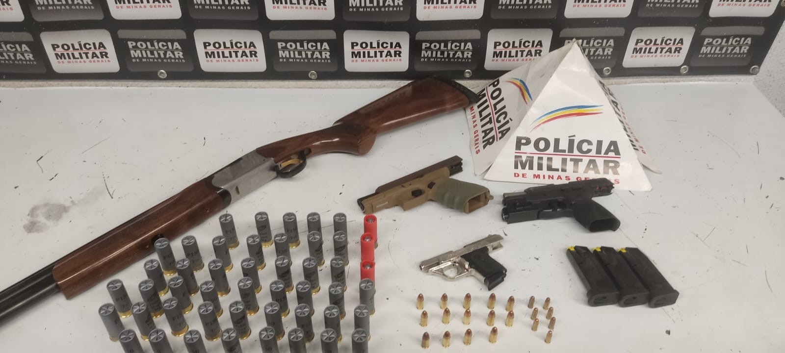 Polícia apreende escopeta e três pistolas com homem denunciado por violência doméstica em Divinópolis