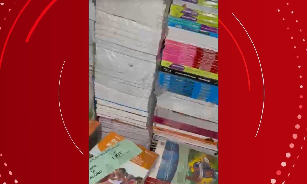Fábrica clandestina que usava livros didáticos para embalar fogos de artifício é interditada na Bahia