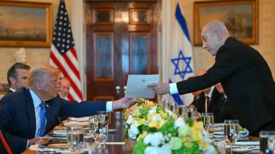 Trump e Netanyahu escancaram a sintonia sobre o futuro de Gaza: sem palestinos, que seriam reassentados em países vizinhos - Ministro da Defesa israelense revela projeto de criar “cidade humanitária” no sul do enclave, de onde a população só teria permissão de sair para emigrar definitivamente.
