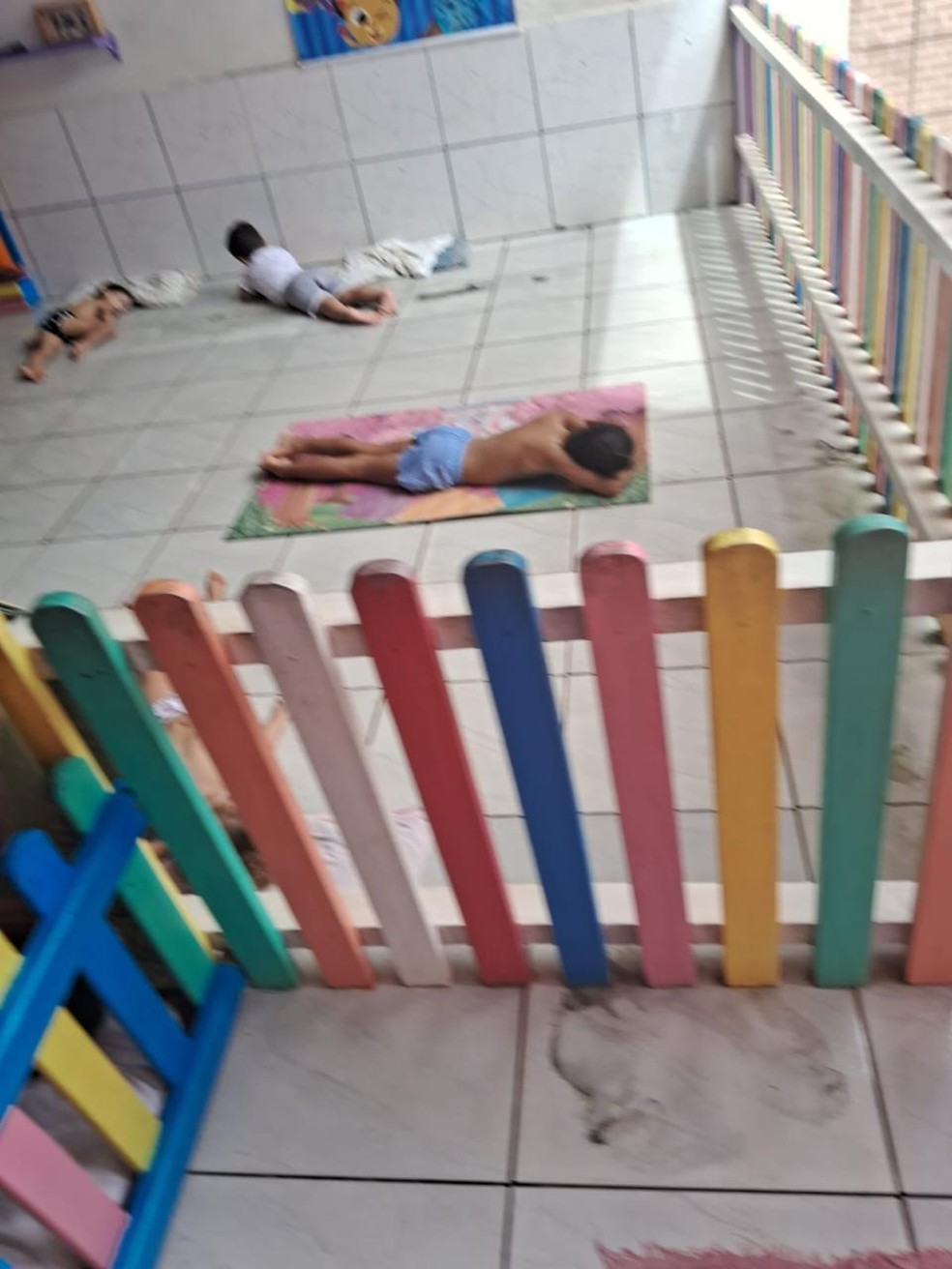Registros de servidores mostram crianças dormindo no chão em creche — Foto: Arquivo pessoal