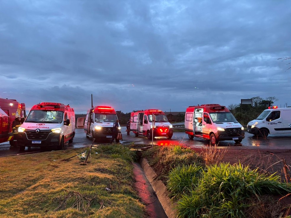 O atendimento foi feito pelo Corpo de Bombeiros e pelo Samu. — Foto: João Vitor Brum/RPC Maringá