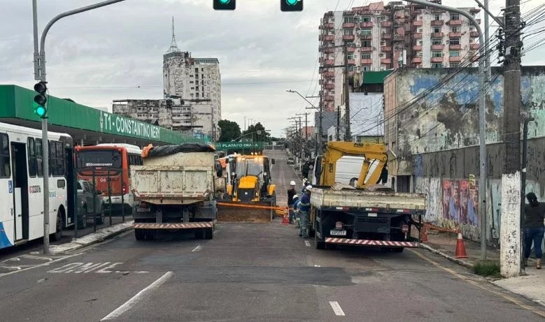 Obra em rede de água interdita trecho da Avenida Constantino Nery, em Manaus