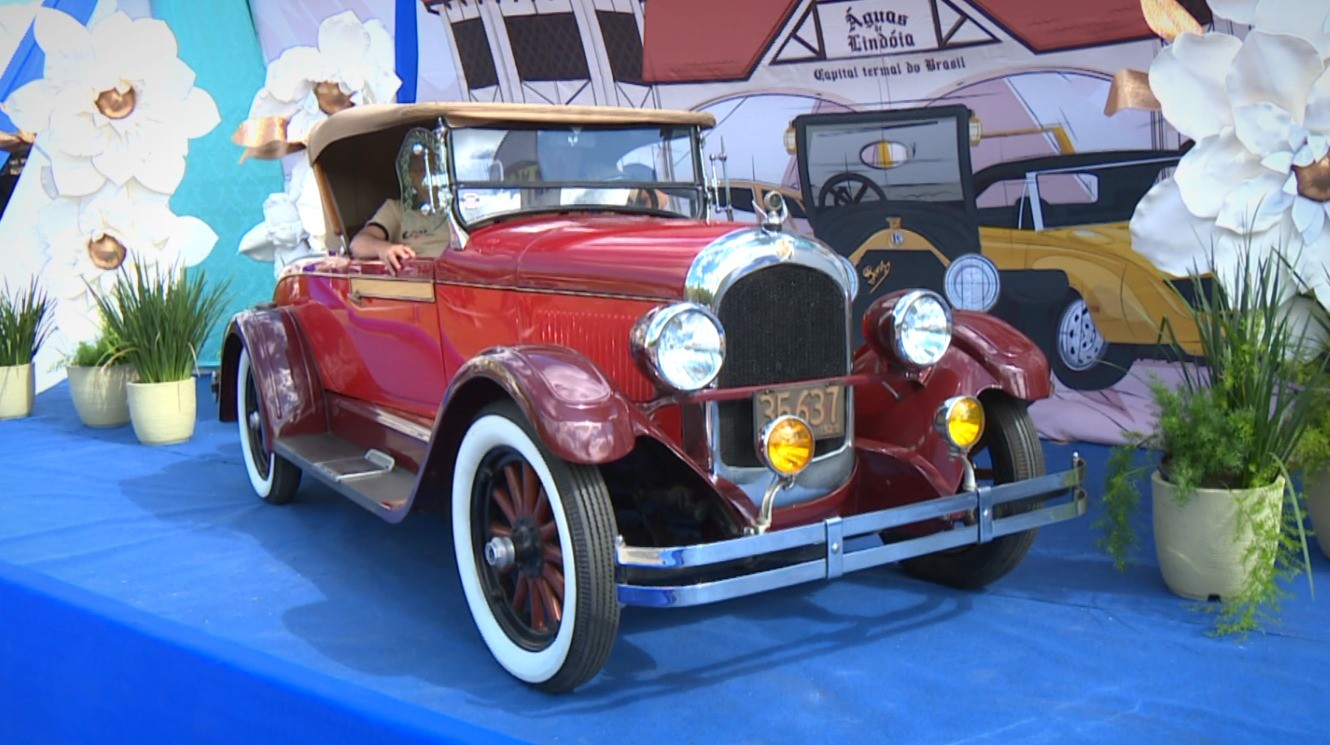 'Veículo-anfíbio', Chrysler de 1928 e mais: conheça os carros antigos que passaram por encontro de colecionadores