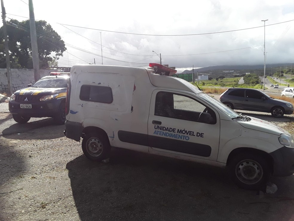 Ambulância foi retida pela PRF em Sairé — Foto: Divulgação/PRF