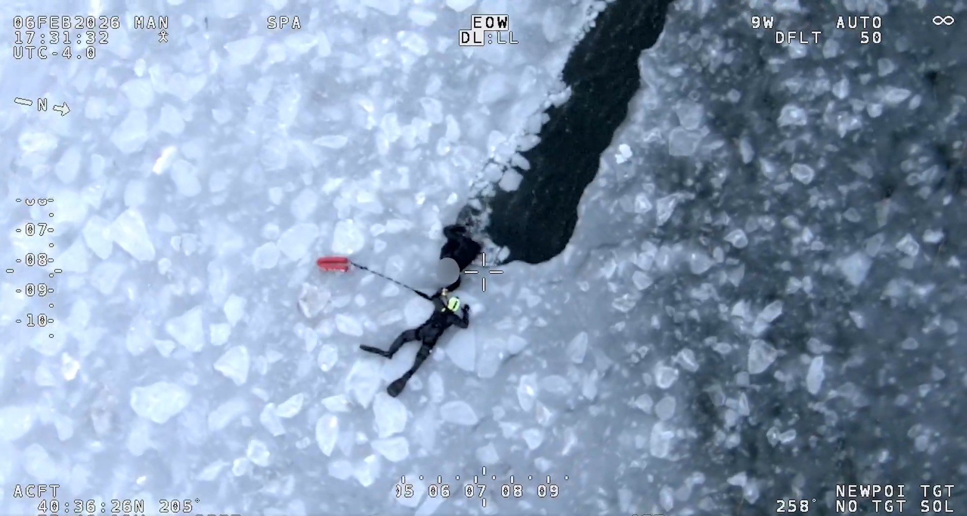 Polícia usa helicóptero para fazer resgate de três homens em águas congeladas em Nova York; veja VÍDEO