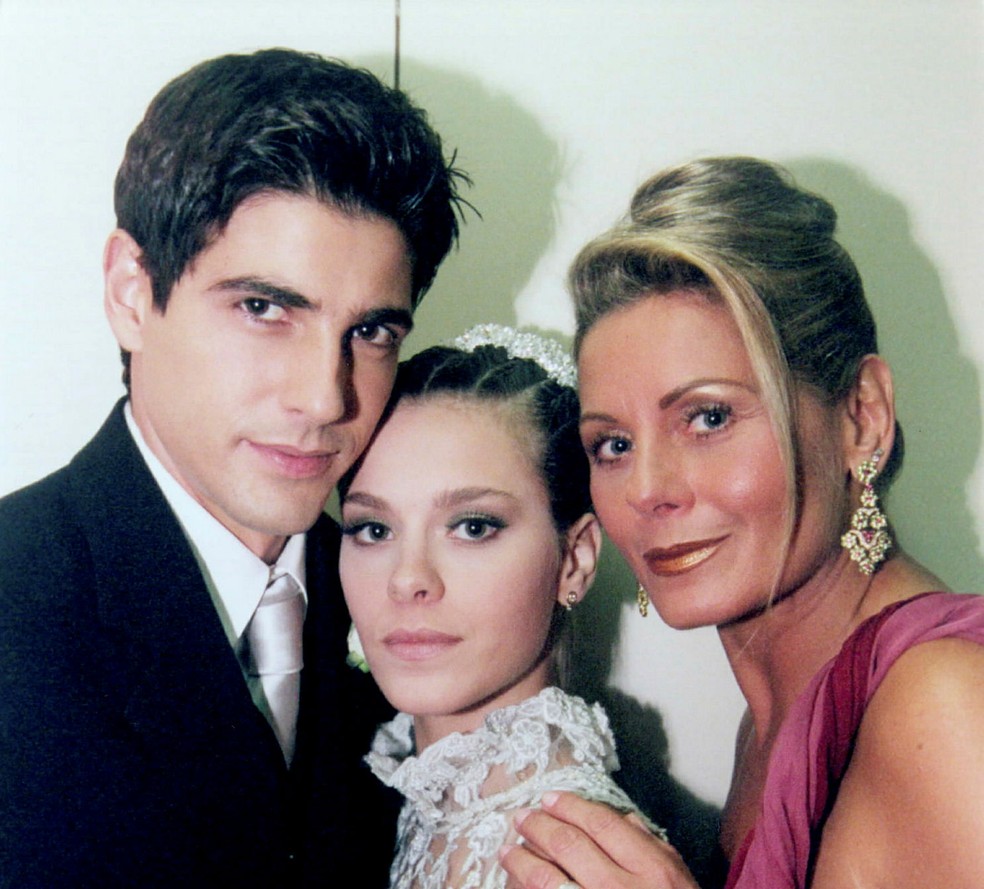 Reynaldo Gianecchini, Carolina Dieckmann e Vera Fischer eram protagonistas em 'Laços de Família' — Foto: Roberto Steinberger/Acervo Globo