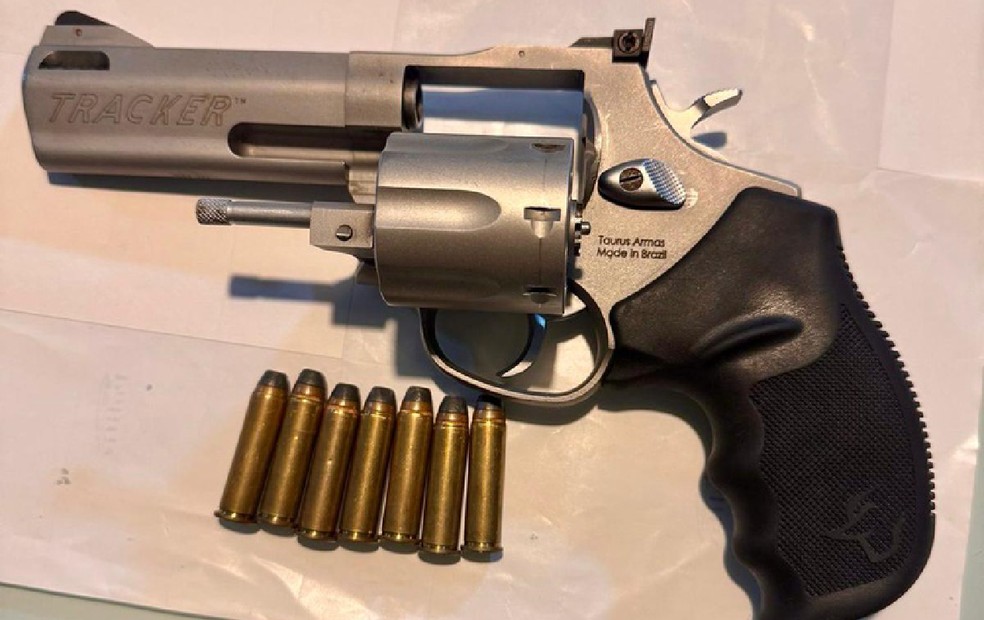 Uma arma de fogo também foi apreendida durante a Operação Bonsak — Foto: Polícia Federal