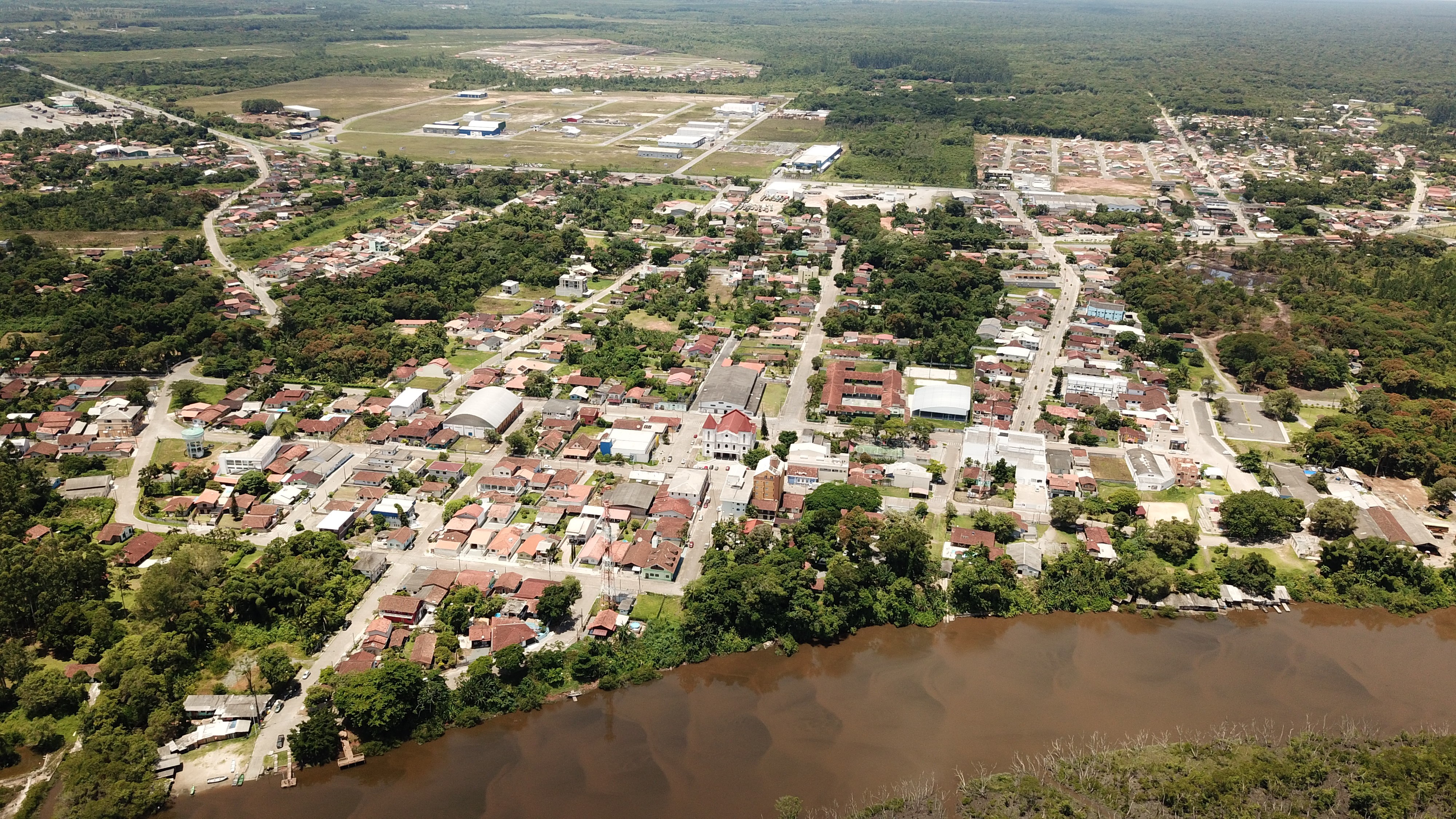 Bebê de 1 ano morre após afogado em piscina inflável de abrigo em SC; MP e polícia investigam