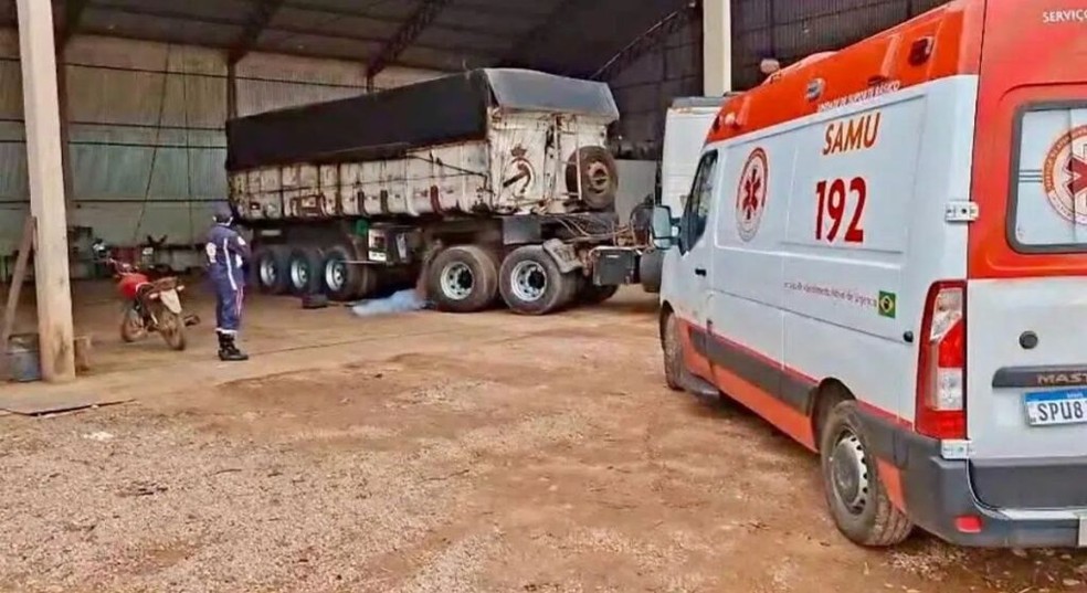 Mecânico morreu após caminhão se mover após motorista dar partida com a marcha engatada em Rondonópolis (MT) — Foto: Reprodução