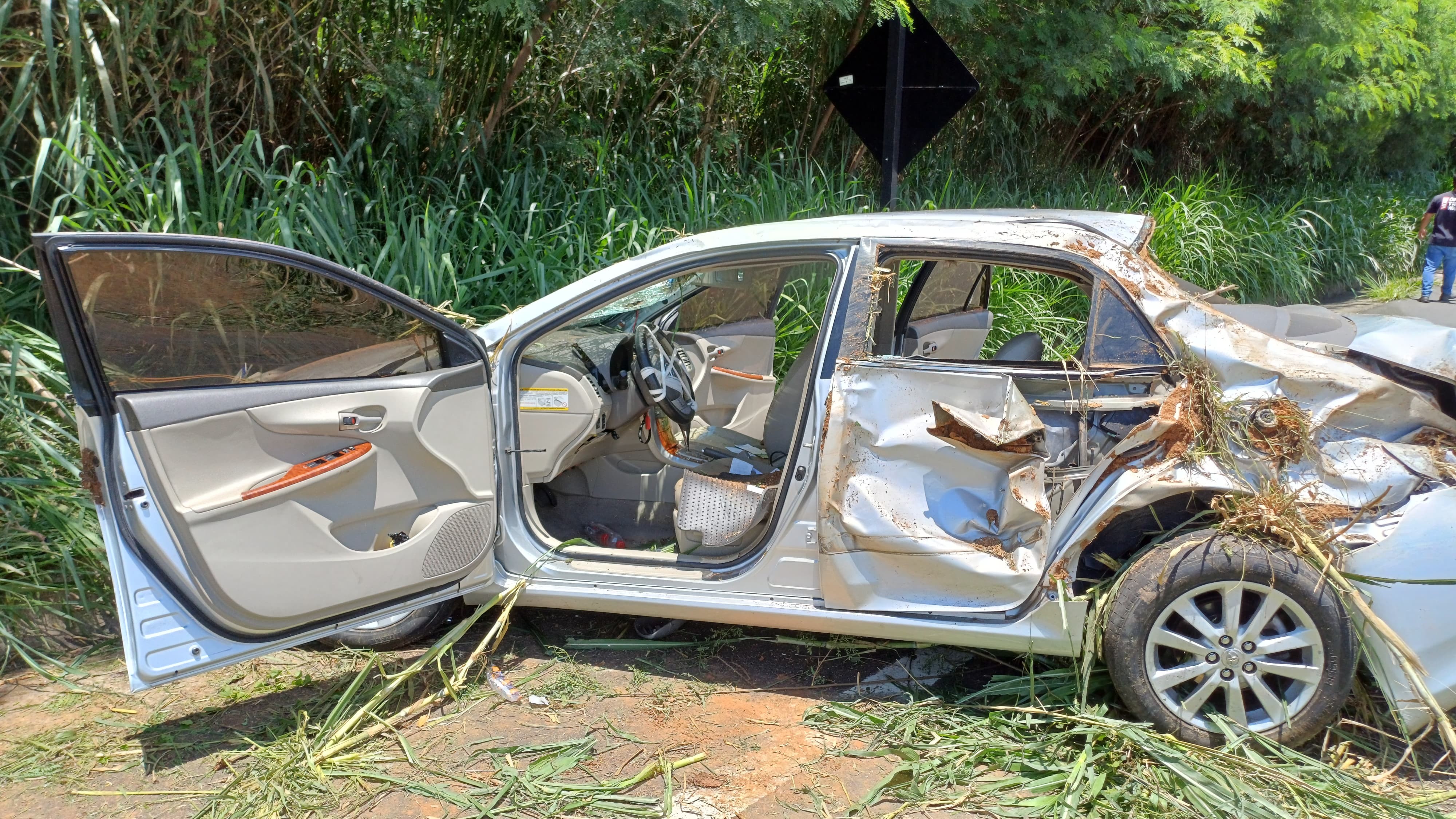 Carro com dois passageiros capota e deixa mulher com fratura na coluna em Itapira