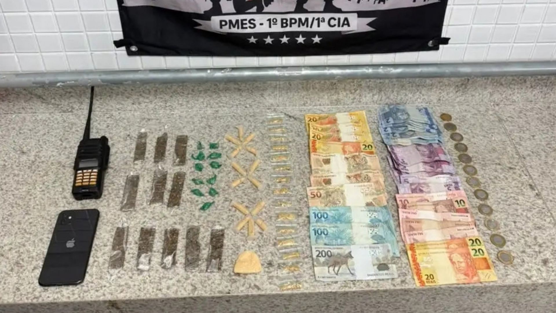 Suspeito foge da PM, invade casa e tenta se esconder no banheiro em Vitória