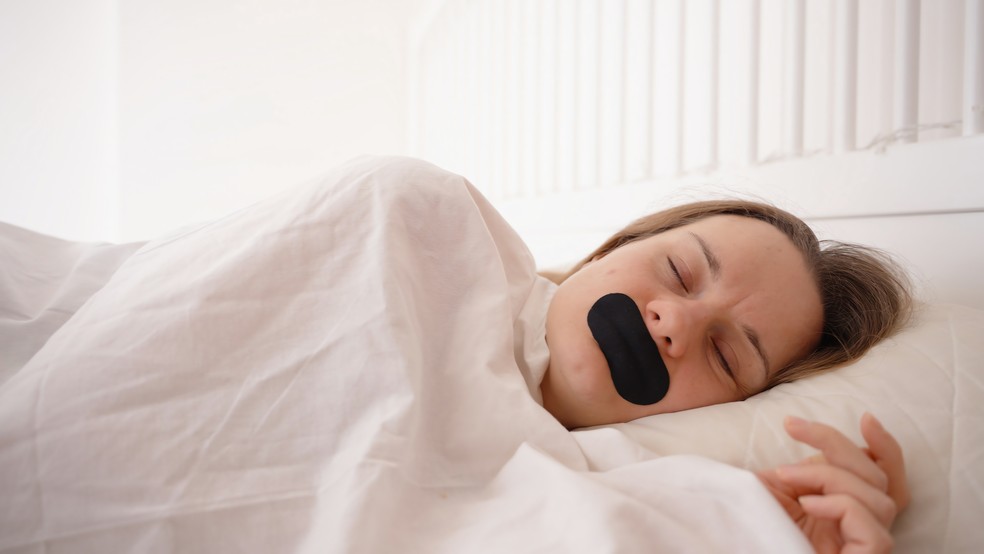 Dormir com fita adesiva na boca não melhora o sono e traz risco de sufocamento — Foto: Adobe Stock