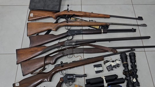 Homem que guardava arsenal com fuzil de elite e armas estrangeiras é multado em R$ 4 mil