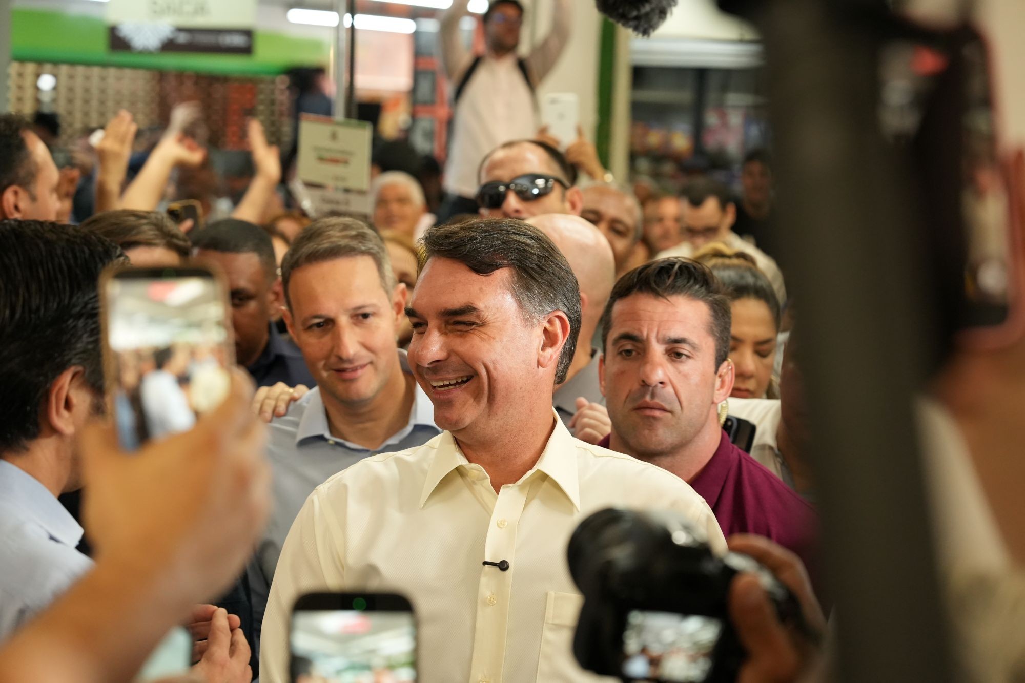 Flávio Bolsonaro diz que já prestou contas sobre 'Dark Horse' e tenta colar caso Master a Lula 