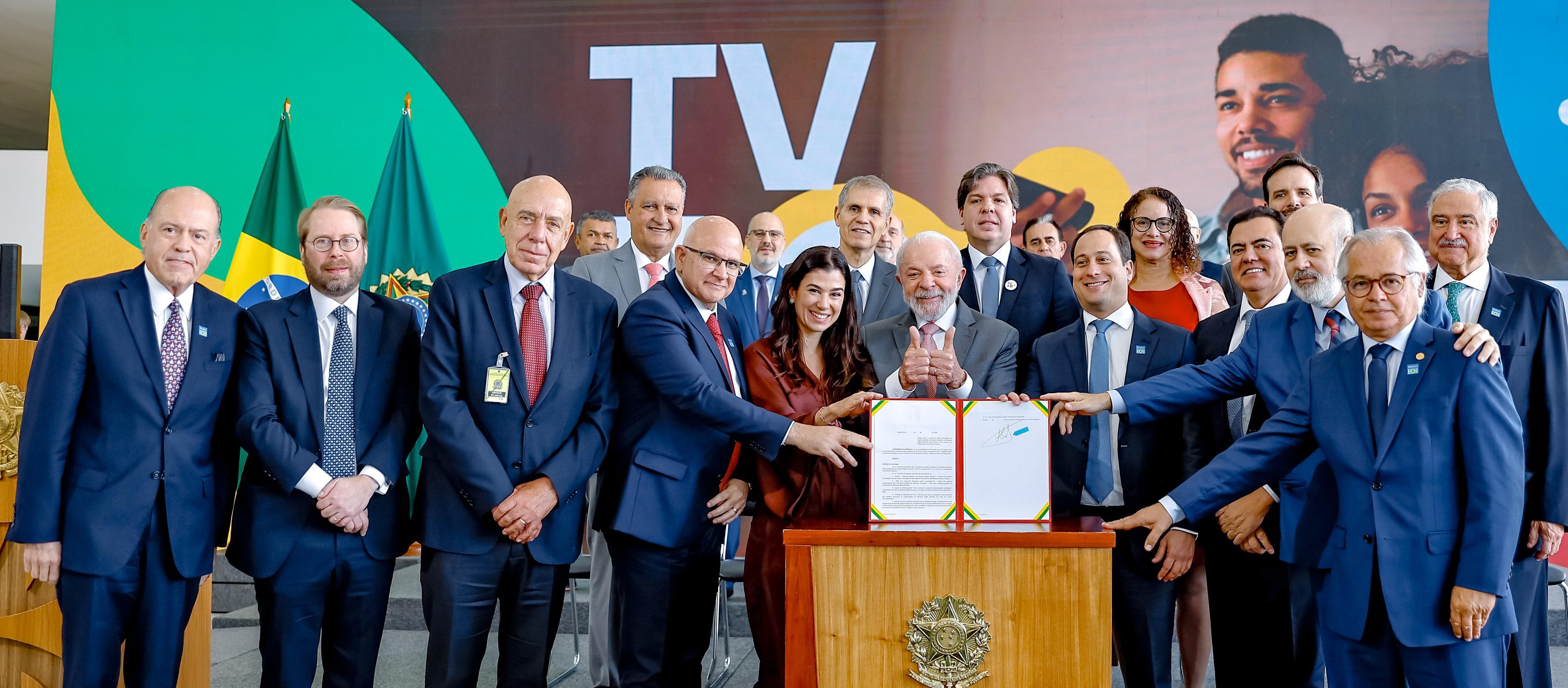 Lula assina decreto da TV 3.0; tecnologia garante recursos interativos e melhor qualidade de imagem e som para TV aberta