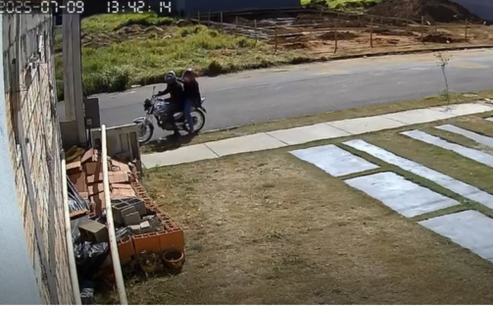 VÍDEO: Casal abandona cachorro em terreno em Franca, SP, e motociclista grita para afastar animal: 'vaza'