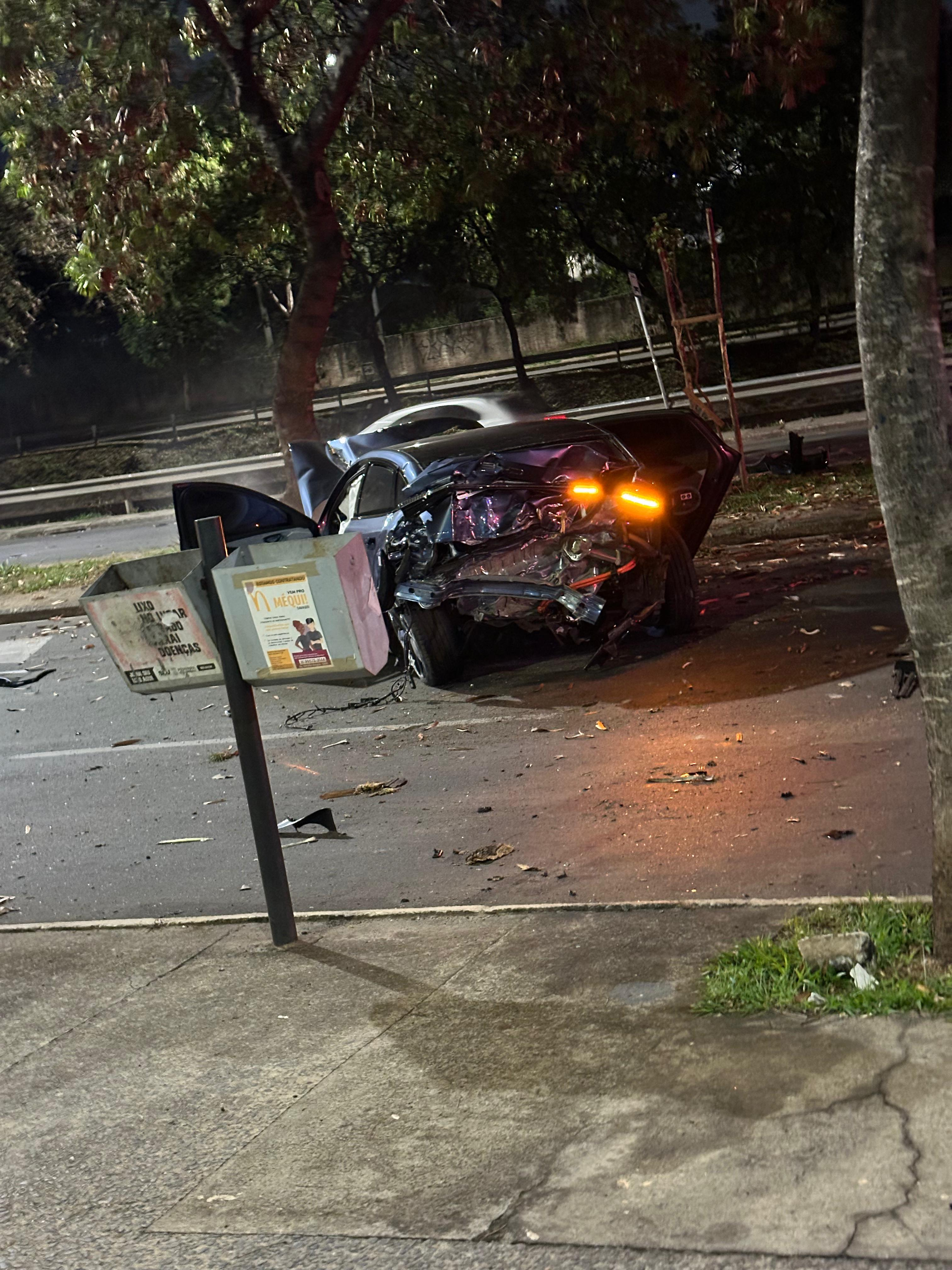 VÍDEO: câmera flagra momento em que advogado com CNH cassada bate carro de luxo e derruba poste 