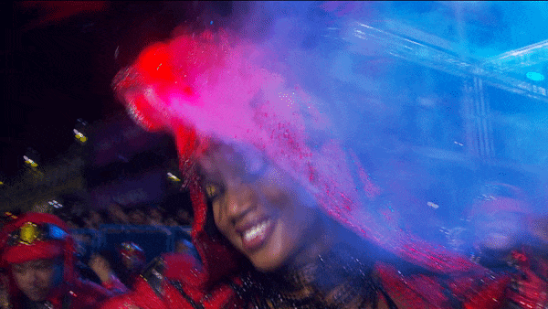 Iza mostra como ativa a fumaça da serpente na fantasia; entenda