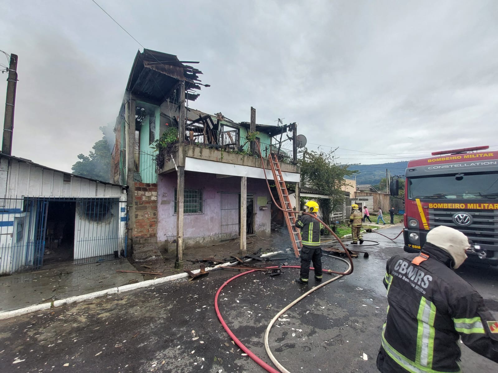 Incêndio em Sapiranga atinge duas casas após celular ser deixado carregando, dizem bombeiros